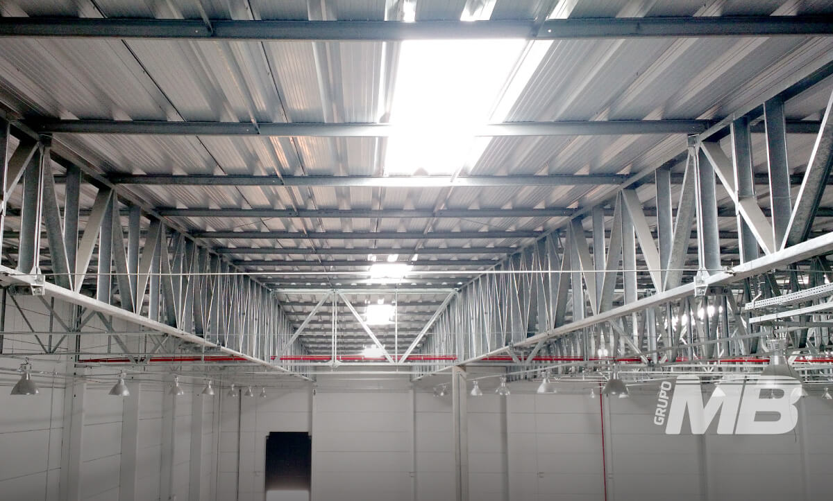 cobertura de policarbonato intensifica a iluminação natural