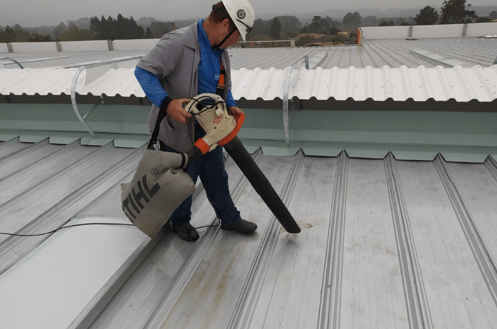 Como evitar condensação em telhados de galpão industrial