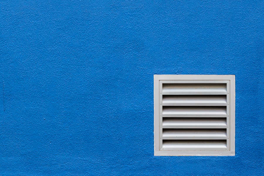 Veneziana em destaque numa parede azul: conforto térmico no inverno